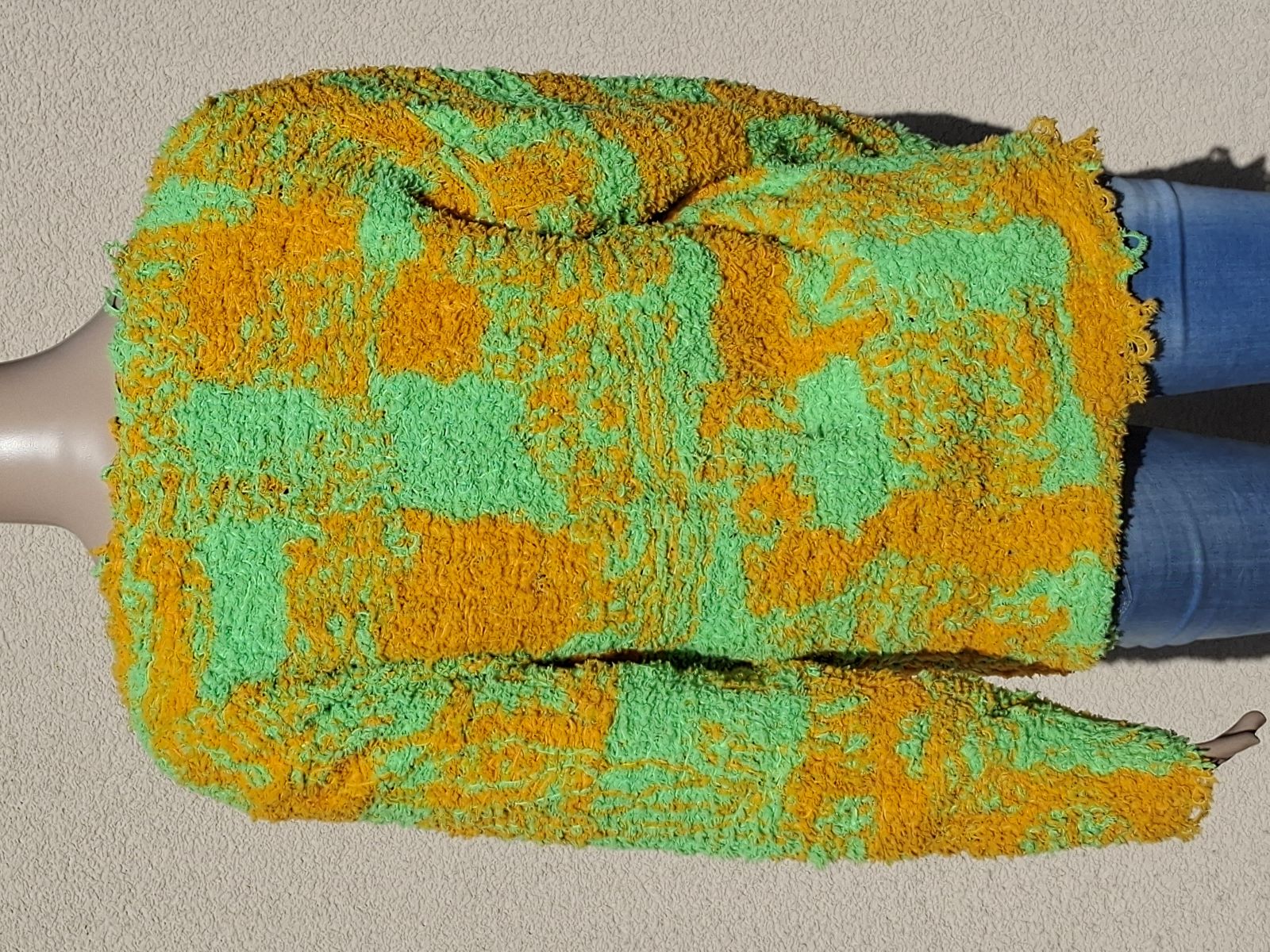 Pulóver zeleno-oranžový